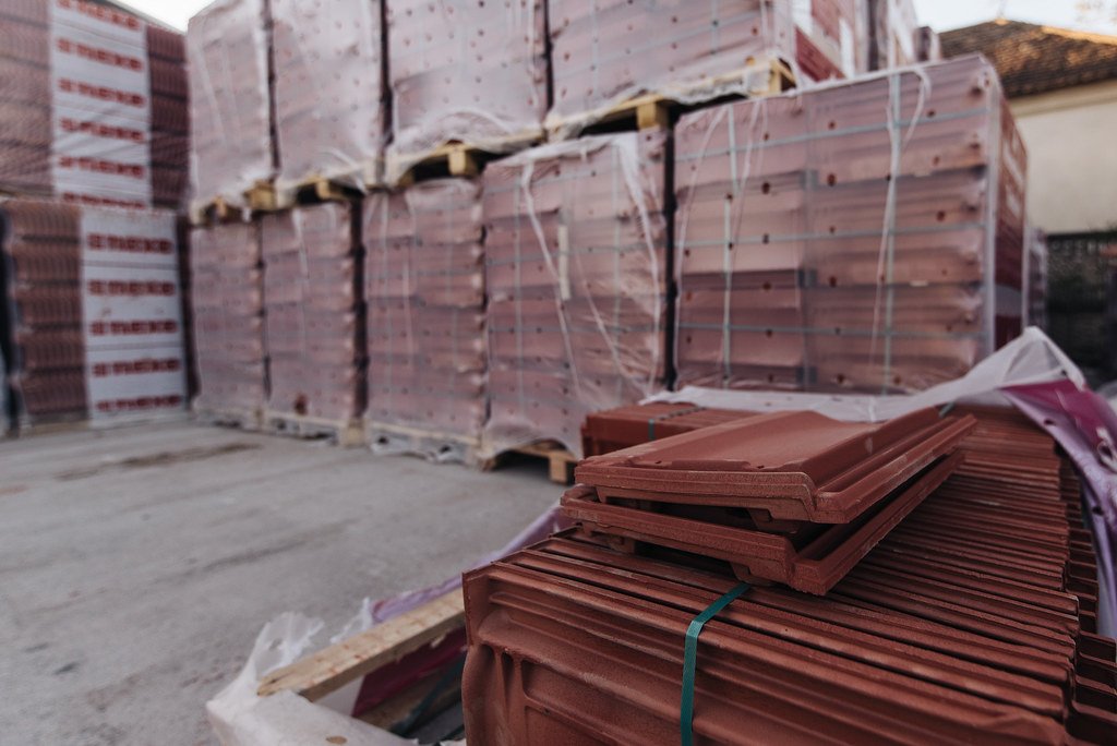 Materiales de construcción apilados en patio de acopio de ECO-STRUCTURAS