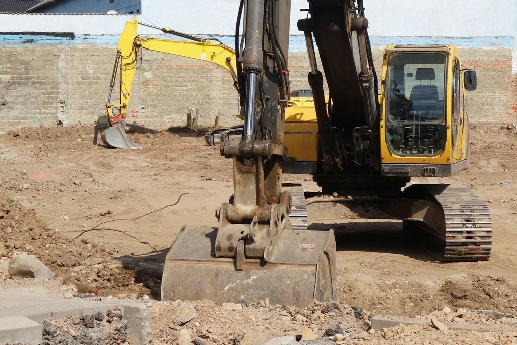Demolición controlada en complejo urbano