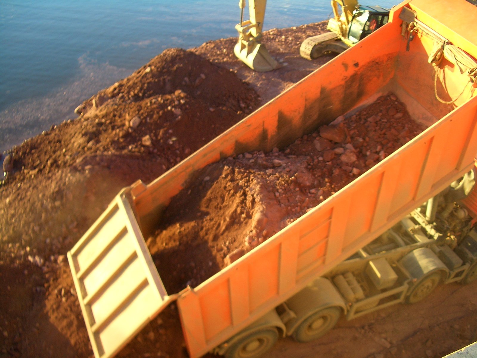 Volqueta cargando materiales de construcción